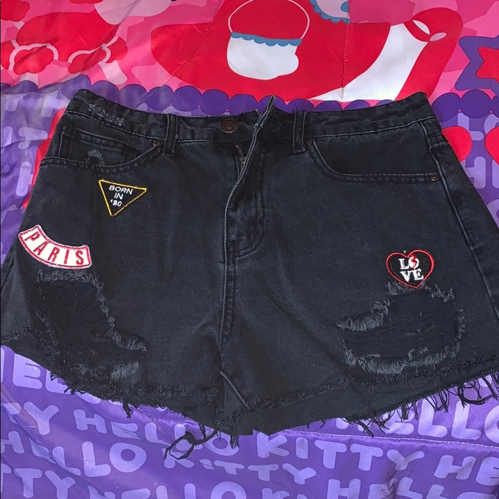 FOREVER21 Black denim shorts sized 27(M) 🖤❤️💛
